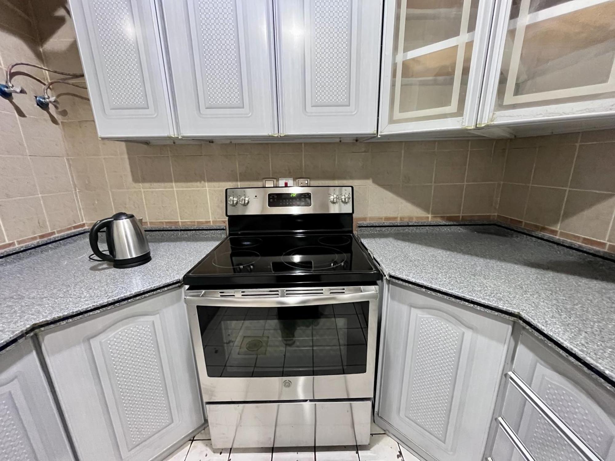 Apartment ارضية انيقة واسعة بمدخل جانبي خاص في موقع مميز
